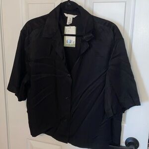 NWT oversized satin feel cropped shirt, Size M, black